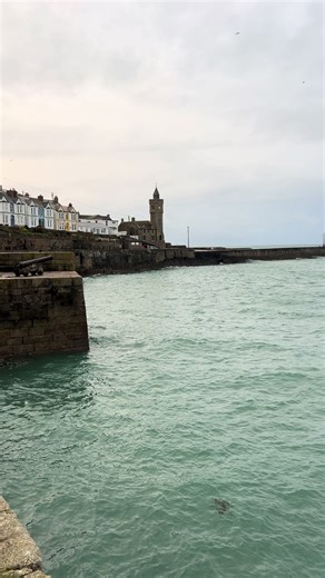 9°c here this morning but I am cold. There’s a little rain in the air, tide will be low around 11:30am. Not more than 10 people here this morning. #cornwall #Monday