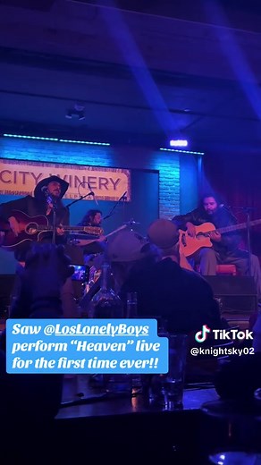 Live Performance of Los Lonely Boys' Hit 'Heaven'