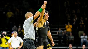 Michael Kemerer returns to starting lineup as Iowa wrestling team beats Minnesota 22-10