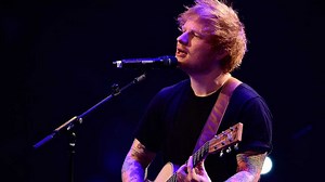 Ed Sheeran sorprende a una fan que estaba cantando en un shopping