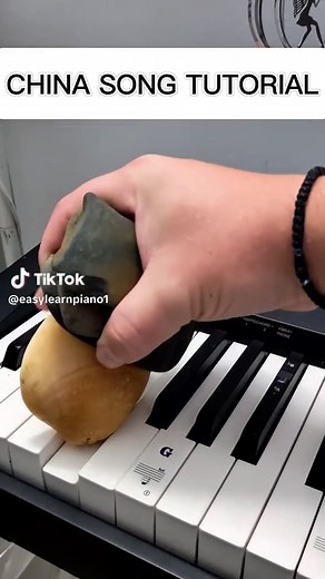 QUATTRO ROCKS Piano Tutorial: Easy China Song for New Year