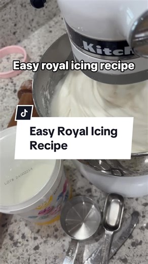 Royal icing seems intimidating but once you get the hang of it, it’s SO simple! 🙌 Here’s the easy royal icing recipe: •1/3 cup 1 Tbsp Meringue powder (I use Wilton) •3/4 cup warm water •1 Tbsp vanilla extract •pinch of salt •2lbs powdered sugar -Put meringue powder in bowl of stand mixer fitted with paddle attachment -Pour water in measuring cup & add in vanilla & salt (give a lil mix) -Pour water mixture into bowl with meringue powder -Whisk til foamy -Add whole bag of powdered sugar -Mix on m