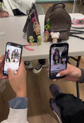 🫶🏻 ATLANTA 🫶🏻 🌱come make your own Sonny Angel or Smiski keychain/bagcharm at my next workshop on SATURDAY FEBRUARY 28th from 6:30 - 8:30 pm🌱 ⭐️no previous experience is needed and all materials/ instructions will be provided ⭐️ ☁️ blooms emporium chinatown ☁️ 5383 New Peachtree Rd Suit I, Chamblee, GA 30341 🎫 get tickets here: https://www.momokomart.com/keychain-workshops #atlantathingstodo #atlantageorgia #sonnyangel #sonnyangels #smiski