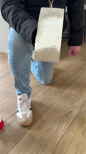 Il paraissait propre… et pourtant. Sur ce carrelage effet parquet, la saleté s’incruste dans les reliefs et finit par devenir invisible. Avec Aqualise et le gommage, le nettoyage révèle ce qui était resté coincé dans la texture du sol. Résultat : l’éponge ressort totalement encrassée… et le carrelage retrouve enfin un aspect net et homogène. Une vraie solution pour nettoyer efficacement ces surfaces qui semblent propres, mais qui ne le sont plus vraiment. 👉 Découvrir la méthode : www.adnnord.ne