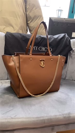 Luxuryoutlet | ✨ Jimmy Choo tote bag ✨ Elegantă, încăpătoare și perfectă pentru orice ținută 🤎 Culoare camel, detalii aurii superbe, model premium 💫... | Instagram