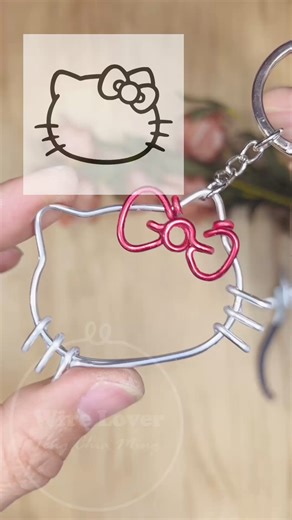 Artist Teng Chia Ming l 藝術家 鄧嘉銘 on Instagram: "Perfectly Awkward: My Wobbly Kitty Wire Art! 🎀✨ Too clumsy to be a star? 🥰 My wire Kitty, full of awkward charm. Love her clumsy eyes? 喜歡Kitty這雙發呆的眼睛嗎？ 有沒有溫暖到你的心？ WireLover Artistry | Chia-ming Teng #HelloKitty #WireArt #Handcrafted #CuteandClumsy #凱蒂貓 #發呆 #artshorts"