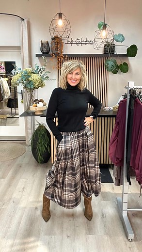 1.7K views · 256 reactions | Print kostka sukně s kapsami , material jemný polyester , 2 barvy , univerz velikost , topy upletové , rolak s kasmirem #ootdfashion #outfitstyle #livefashion #instagram #instafashion #outfitoftheday #ootd #mystyle | Infinity fashion | Facebook