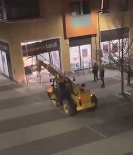 700K views · 1.3K reactions | WATCH: JCB is used to drag full ATM from shop and onto getaway truck. Read more: https://tinyurl.com/4h5jsev6 | Crime World | Facebook