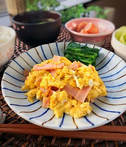 ご飯のお供♪ハム(又はベーコン)の炒り卵 レシピ・作り方 | クラシル