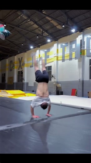 Watch an incredible display of technique as a man performs continuous backflips, and in a surprising twist, throws off all his clothes mid-flip. Prepare to be amazed! 🤸‍♂️👕🤯 🎥: xiaohongshu-创想飓风唐龙 #acrobatic #flip #twist #jaw #dropping | Fantastic China