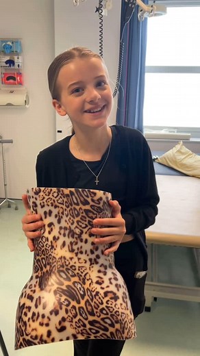 Betsi Rose Powley on Instagram: "Come to my back operation with me 😊😁 #back #scoliosis #brace #nervous #opointment #hospital #family #love #instagram #influencer #me #smile #backbrace #diagnosis"