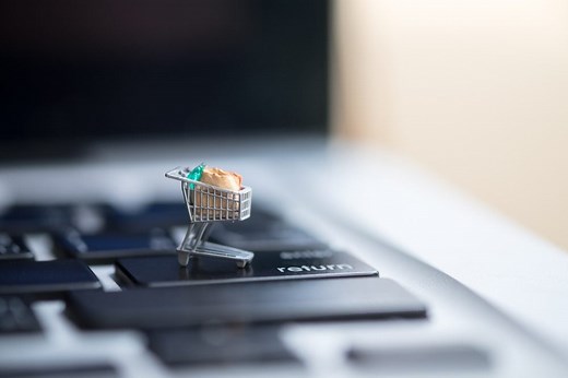 11 Red Flags That a Shopping Site Is Fake—and About to Steal Your Money