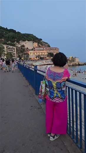 니스 A happy journey begins in Nice, southern France.楽しい旅はフランス南部のニースで始まります。