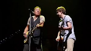A 14-year-old skipped school to attend a Bruce Springsteen show — and then this happened. | Yahoo News