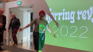 🎬️: Er du PELLE - fan? Så hop ind og se med her 😆 , han præsenterer nemlig hele Hjørring Revyen 2022-holdet 🎭 Læs meget mere om revy-holdet her: https://bit.ly/3mvnOMy | NORDJYSKE