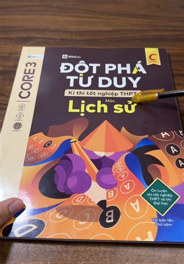 Đột Phá Tư Duy Môn Lịch Sử Kì Thi Trung Học Phổ Thông. Sách Gồm Lí Thuyết Cơ Bản Ngắn Gọn Dạng Tranh Ảnh, Sơ Đồ Tư Duy Dễ Học, Dễ Nhớ. Sau Đó Là Hệ Thống Các Câu Hỏi Luyện Tập Trắc Nghiệm,Đúng Sai Và Cuối Cùng Là Bộ 18 Đề Minh Hoạ Chuẩn Cấu Trúc Của Bộ Giáo Dục Kèm Đáp Án Trên Sách Đáp Án Video Chữa Online. #reviewdealsoc #winbook #thpt2026 #onthilichsu