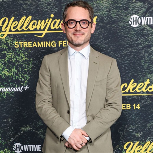 Elijah Wood finally reading Lord of the rings