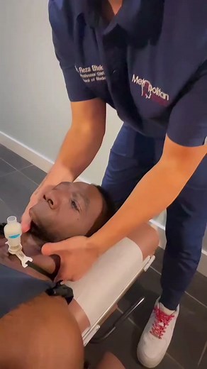 What’s crackin’? 💆‍♂️🙌😳 . . . . . . . . . . . . . . . . . . #chiropractor #fitnessmotivation #workout #backpain #workoutmotivation