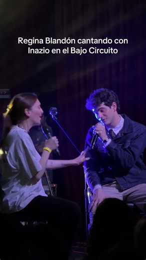 Regina Blandón cantando con Inazio en el Bajo Circuito #reginablandon #inazio