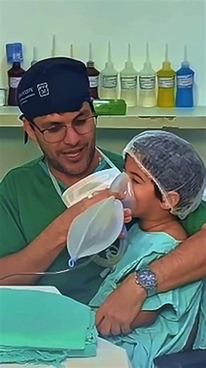 Anestesista viraliza ao transformar máscara médica em brincadeira de balão para acalmar criança! 😮😍