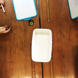 Entraînement express sur les ➕ tables d'addition ➕ . 2 dés de jeu de rôle à 10 faces et le tour est joué ! (On en trouve dans toutes les boutiques de jeux à moins d'1€ 😉) . Petit atelier tout simple, en équipes de 4 élèves. A tour de rôle on lance les dés, on écrit son résultat sur l'ardoise (cachée), au top on compare... et si besoin on se corrige les uns les autres. . Simple, ludique et efficace. Ils adorent 😄 . #maths #calculmental #tablesdaddition #atelierdemaths #mathifun #multifun | Luti