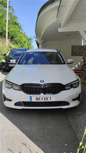 BMW 3er Touring G21 in Action am steilen Berg Parkplatz