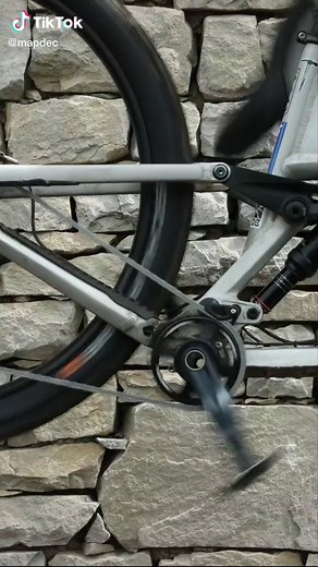 We strapped a fresh @burgtec chainring to this clean privateer 141. @jakeeatkinson took her for a ride to make sure everything spins as it should 😉We also cut the steerer down to make it look as sleek as possible, as well checking the bottom bracket and the brakes as asked by the customer.#mapdec#servicenotsales #burgtec#privateer #crankflip