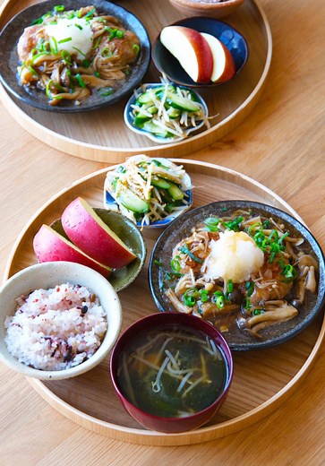 レシピはこちら⇩ ■和風おろしきのこハンバーグ-https://momrecipe.net/recipe/001679/ [材料／2人分] 牛豚合いびき肉250g 玉ねぎ1/4個(70g) ぶなしめじ1/2個 えのき1/2個 大根5cm分(200g) 刻みねぎ適量 塩・こしょう少々 油適量 Aパン粉15g A牛乳大さじ2 B水200ml B醤油大さじ2 Bみりん大さじ2 C片栗粉大さじ1 C水大さじ2 [作り方] ①玉ねぎはみじん切りにする。ぶなしめじは石づきを切り落とし小房に分ける。えのきは石づきを切り落とし3等分に切る。 ②ボウルに牛豚合いびき肉を入れ、塩・こしょうをふり粘り気が出るまでこねる。白っぽくなったら、玉ねぎとAを加えて混ぜ合わせる。4等分にして楕円形に成形する。 ③フライパンにうすく油をひき2を並べ、表面に焼き目をつけるように中火で焼く。焼き色がついたら余分な油をペーパーでふきとる。Bときのこ類を加えて、煮立ったら蓋をして約8～10分弱火で煮る。大根は皮をむいてすりおろし、軽く水気を切る。 ➃弱火にしてよく混ぜ合わせたCを加えて大きく混ぜながらとろみをつける。器に盛りつ