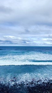 … Vivo en un lugar entre el mar y el cielo, donde los azules y los celestes se buscan y se confunden en el horizonte… Aquí la luz no cae: se posa, se desliza despacio sobre las cosas, como si también quisiera quedarse a vivir… Un lugar donde el aire suena a rumor de olas y huele a salitre y a tiempo, a viento que ha viajado lejos y regresa cargado de historias de barcos y pescadores. Cada bocanada es un recuerdo que aún no sabemos que tendremos… En este lugar, los días parecen escritos con una m
