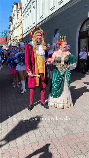 Na leszczyńskim Rynku odbywa się dzisiaj, 2 maja 2026 roku, wydarzenie pod nazwą „Leszczyńskie po królewsku” (jest to impreza nawiązująca do historii miasta i postaci króla Stanisława Leszczyńskiego, często utożsamiana z podobnymi wydarzeniami typu „Powrót króla”). Oto szczegółowy program atrakcji zaplanowanych na dzisiaj: Program Wydarzenia 16:00 – Oficjalne otwarcie i procesja: Uroczyste wkroczenie na Rynek ulicą Bracką. W orszaku wezmą udział: król, królowa, mażoretki oraz Orkiestra Dęta Mias