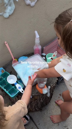 Easy activity for toddlers! #toddler #summer #toddleractivities #momhacks