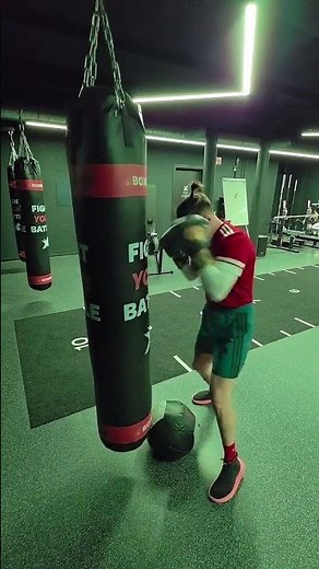Focused heavy bag training #boxing #workout #footwork #miketyson #caneloalvarez #khabib #ufc #fury