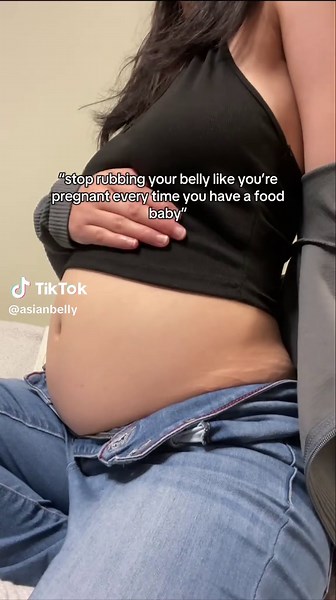“stop rubbing your food baby belly” #fyp #stomach #bloatedstomach #foodbaby #foodbabybelly