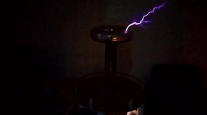 File:Flyback Powered Tesla Coil.webm - Wikimedia Commons