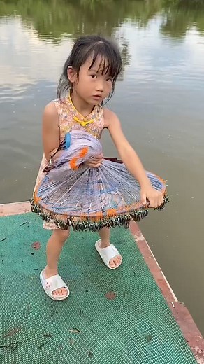 After holidays let the children experience the Sahan scratching fish It was so simple to scatter the net | Mr-Fish