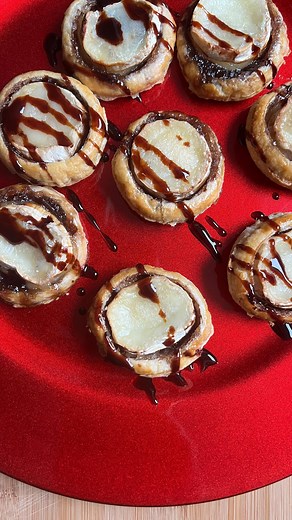 Anthea Malialis on Instagram: "A bite of heaven! These goat cheese and onion tarts are a bite of pure comfort! Really easy to make and a crowd pleaser. What you’ll need. . 150g Goats cheese log 1 pack of rolled Puff pastry 320g Caramelized red onion chutney Modena Balsamic vinegar 1 egg for glazing . Preheat oven to 180°C. Line baking tray with non-stick baking paper. Use a 6cm-diameter round pastry cutter to cut 12 discs from the pastry. Place the pastry discs on the lined baking trays. Use a 4