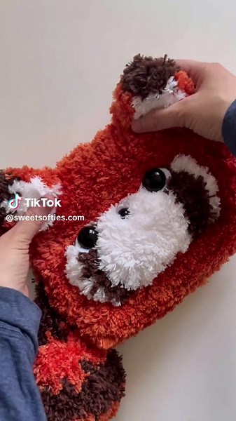 Crocheting with fur yarn! This is Peacock Yarn from @hobbii_yarn and it's soooo fluffilicious. #yarn #crochet #crocheting #crochetpattern #crochetbag #amigurumi #amigurumipattern #yarnlover #yarnlove #yarnaddict #crochetaddict