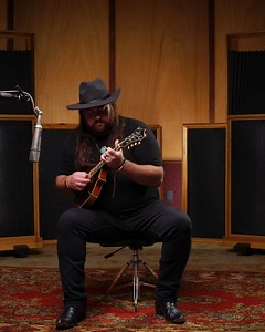 Ernie Ball Earthwood Mandolin Loop End strings provide a bright sound with loads of projection perfectly suited for single or chordal performance. | Ernie Ball