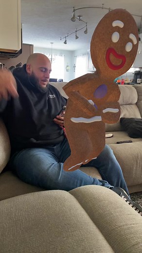 Gingerbread Man Dance: Hilarious Twerking Fun