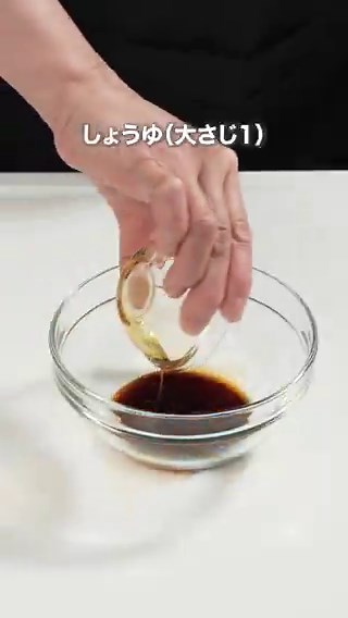 鶏むね肉がやわらかい...🤤【レンチン！しっとりサラダチキン ネギだれがけ】鶏むね肉を使ったおすすめの丼ぶりレシピ🥢「カンタン酢」をかけてレンチンすることで鶏むね肉がしっとりやわらかく仕上がります☺生卵との相性も抜群です🥚