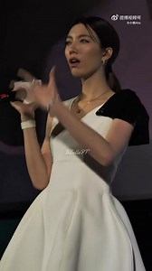 Full : Đến lượt P’Ling dán sticker thì Orm che mắt lại. L: Chị có thể giấu nó ở… nên giấu ở đâu thì tốt nhỉ? O: Hồi hộp quá~ Muốn biết sẽ bí ẩn đến mức nào đó, P’Ranch. L: Không muốn thua, tôi sợ tôi sẽ phải nhảy. MC: Orm chắc có thể bị phạt trực tiếp luôn đó, tôi thấy vậy. O: Thật hả? Được luôn nha? L: Đừng sợ 😆 O: Chị… chị sẽ không dán vào bên trong quần áo đâu nhỉ? L: Trên áo… cũng không chắc đâu nha 😁 O: Em đã khóa mục tiêu rồi, em cảm thấy chỗ đó nhất định sẽ có hai miếng sticker. | Dí Li