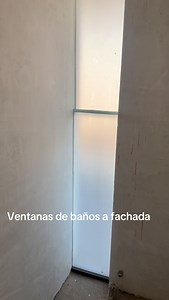 Como resolvemos las ventanas de baños a fachadas para que sea poco perceptible desde el exterior. Ventana sifón, sin perfiles de aluminio sin herrajes y siemprecon ventilación. Con trampa para insectos y el espacio de ventilación es suficiente.#fachadas #ventanas #diseño #arquitectura | Alberto Mech Arquitecto