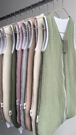 YappyKids Jaunums - bērnu guļammaisi. Muslīna audums ir īpaši maigs un gaisa caurlaidīgs, piemērots mazuļa ādai, bet pildījums rūpējas par vieglu un vienmērīgu siltumu. Tā ir lieliska alternatīva segām, īpaši pirmajā dzīves gadā, kad vecāki vēlas maksimālu drošību un sirdsmieru. YappyKids New Arrival – Sleeping Bags. Muslin fabric is exceptionally soft and breathable, perfect for a baby’s sensitive skin, while the filling provides light and even warmth. It’s a great alternative to blankets, espe