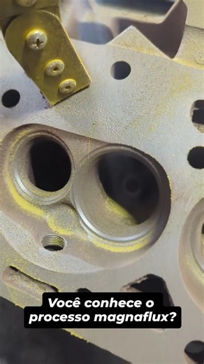 Academia Motor on Instagram: "O processo de magnaflux é uma técnica de inspeção não destrutiva usada para detectar trincas e falhas em motores e peças metálicas. Durante o processo, a peça é magnetizada e, em seguida, é aplicada uma solução de partículas ferrosas suspensas em fluido (geralmente líquidas ou em pó). Se houver alguma falha ou trinca, as partículas se acumulam nessas áreas, tornando-as visíveis sob luz apropriada . Esse procedimento é essencial para garantir a integridade das peças 