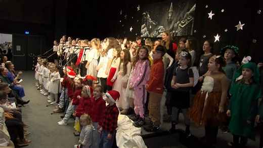 6.5K views · 87 reactions | Vianočné besiedky, vystúpenia, koncerty a stretnutia sú miestom na zastavenie a uvedomenie si dôležitých hodnôt v živote. O to sa usiluje ZŠ Podzámska už dlhé roky jej tradičnou Vianočnou akadémiou. | Hlohovská televízia | Facebook