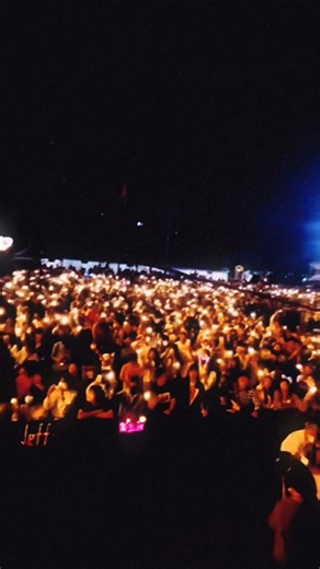 鼓鼓 呂思緯 on Instagram: "想說些什麼又不想要只是感謝過去的自己什麼的，想感謝所有在這一年願意相信我，珍惜我的所有朋友們🙏🏻。 大概有一段時間覺得自己好像沒有那麼瘋狂的熱愛音樂，每天都有不一樣的事情發生家裡的事情，隨時一直發生大大小小，大的不能不管小的不能無視，解決了一個又一個，感覺就像天空有一片烏雲，不知道什麼時候會下雨？什麼時候會打雷？ 媽媽今天過得好嗎？為什麼一直緊張？今天有沒有辦法吃好？為什麼又變這樣有什麼方法可以解決各式各樣。 也開始覺得自己好像沒什麼資格去談論夢想離我很遠跟我不相關，也不想去談論什麼願景。 不過最近漸漸的習慣跟這一切共存，開始不會把世界上所有的事都放在心裡最重要的位置，從前的我甚至連陌生的一句話我都會把它看得很重，現在好像不會了，但不會代表他不重要，是每件事情都有機會可以好好分類。 在全心投入創作期後才發現，原來自己可能沒有想像中的厲害有天份，同時也覺得自己的宇宙其實也蠻有趣的，大概從五月開始就瘋狂寫歌，不管什麼樣的類型就是寫，終於慢慢找到自己的語法還有想要的方向。明年就準備要發專輯了，無論最後結果如何，都只是其中幾個面向的我，如果剛好投