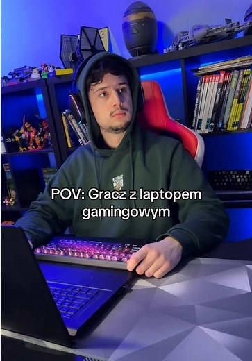 Gracz z laptopem gamingowym — jak pograć na laptopie?
