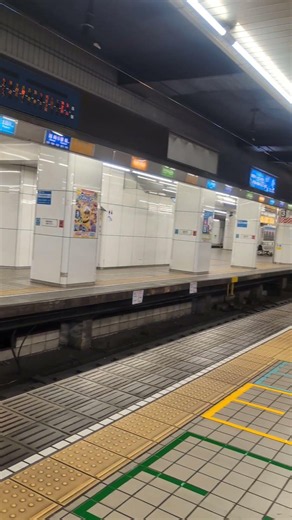 The deserted Meitetsu Nagoya Station platform in the early morning. 誰もいない早朝の名鉄名古屋駅ホーム