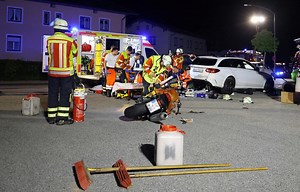 Motorradfahrer (29) schlittert nach Überholvorgang unter Auto und stirbt