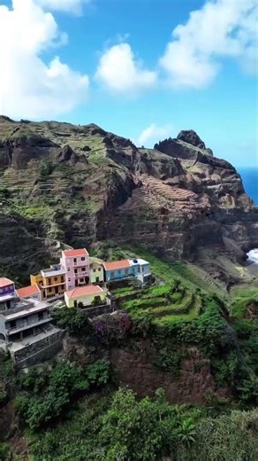 جزيرة فونتينهاس معلقة على ارتفاع يزيد على 300 متر فوق المحيط الأطلسي